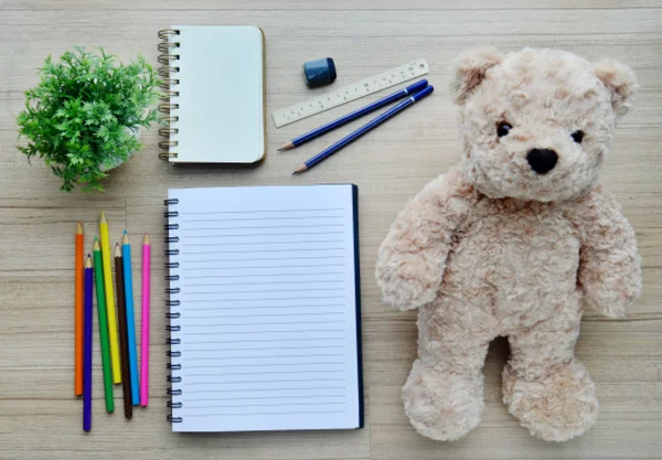 Kağıt, renkli boya boş ve bebek ayı ahşap masa - Üstten Görünüm