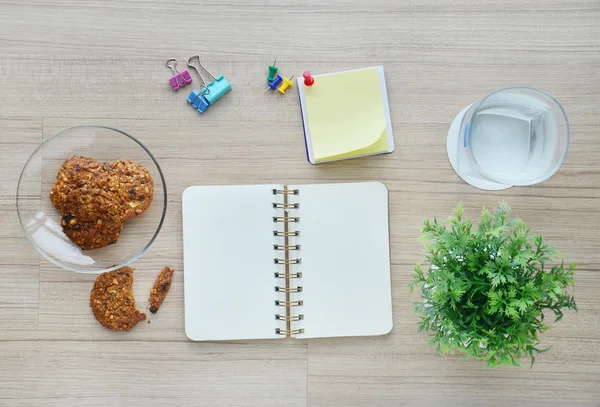 Ahşap masa - Üstten Görünüm boş kağıt ve office araçları