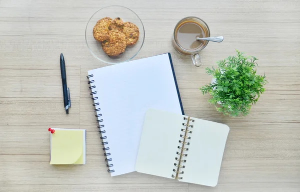 Ahşap masa - Üstten Görünüm boş kağıt ve office araçları
