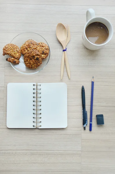 Boş kağıt, kahve molası ve ahşap masa - üstten görünüm office araçları