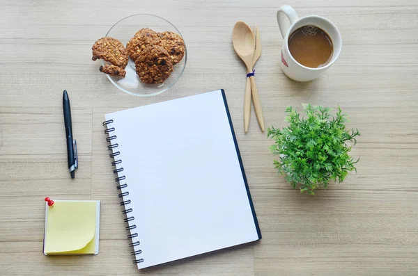 Boş kağıt, kahve molası ve ahşap masa - üstten görünüm office araçları
