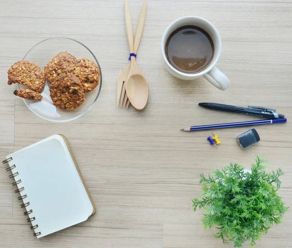 Boş kağıt, kahve molası ve ahşap masa - üstten görünüm office araçları