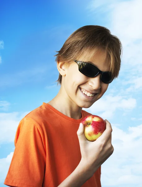 Niño comiendo manzana roja — Foto de Stock