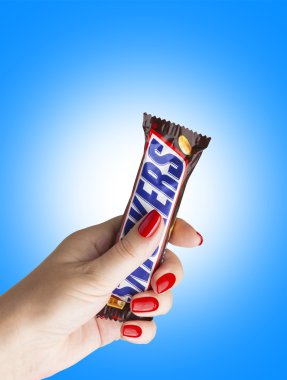 Snickers çikolata bir el için. 