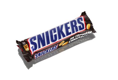 Beyaz bir arka plan üzerinde çikolata Snickers
