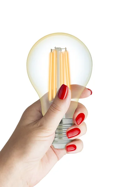 Светодиодная лампочка накаливания в руке женщины . — стоковое фото