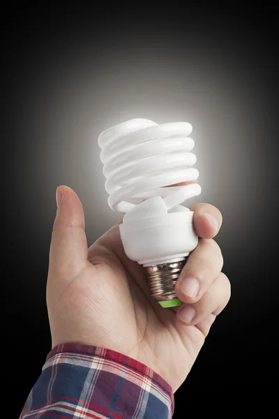 Energiesparlampe in der Hand des Mannes — Stockfoto