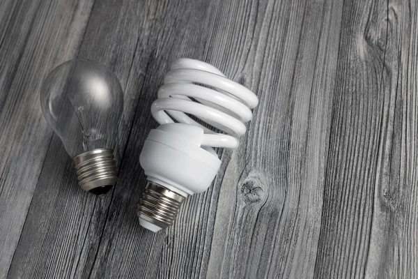 Lampada a risparmio energetico e lampadina ad incandescenza — Foto Stock