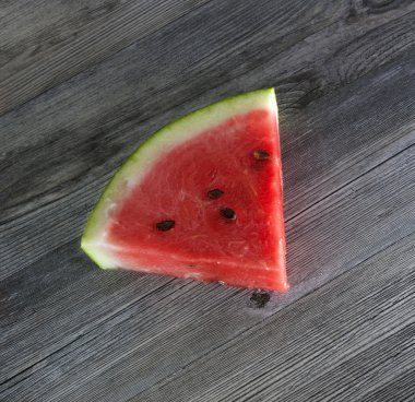 karpuz dilimleri ahşap zemin üzerinde