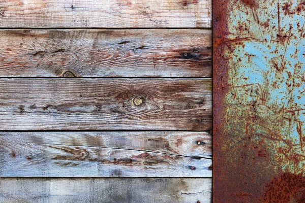 Parede de madeira com um velho metal em branco Rusty Placard — Fotografia de Stock
