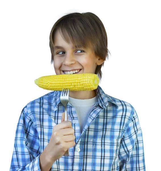 Portret dorywczo młody chłopak jedzenie kukurydziany — Zdjęcie stockowe