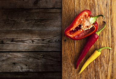 Kırmızı biber dilim ve ahşap backgrou üzerinde renkli biber