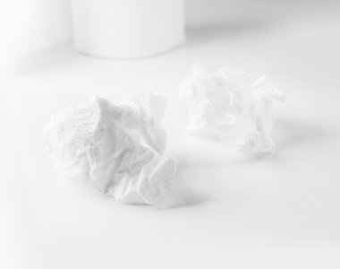 Buruşmuş kağıt top beyaz arkaplanda izole