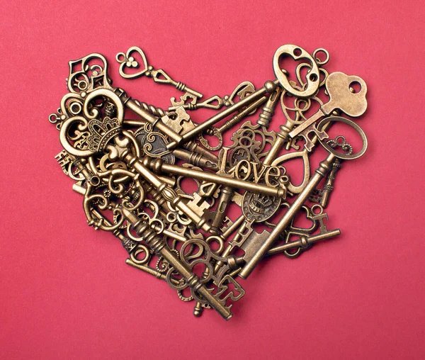 Alte Alte Schlüssel Herzform Isoliert Auf Rosafarbenem Speck — Stockfoto