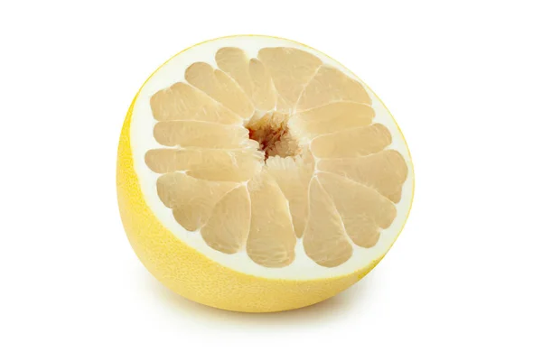 パメラ柑橘類の1つの半分の白の背景に孤立カット クリッピングパス — ストック写真