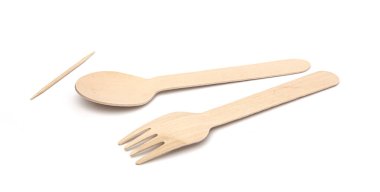 Tahta kaşık ve çatal kesme yolu olan beyaz arkaplanda izole edildi.