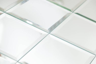 Duvarda kristaller, dekorasyon ve yansıma olan ayna. Soyut cam arka plan. Çokgen yüzey. Yakın plan..