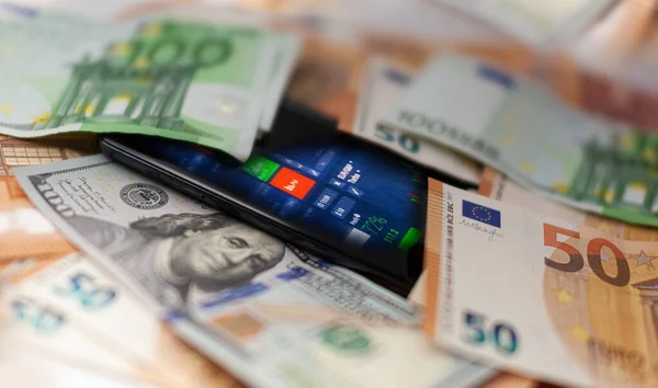 Concepto Banca Móvil Finanzas Smartphone Con Aplicación Bursátil Billetes Euros —  Fotos de Stock