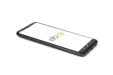 Chisinau, Moldova - 15 Nisan 2021: Ebay logosu akıllı telefon ekranında. Ebay - Amerikan şirketi çevrimiçi açık artırma alanlarında hizmet veriyor. Beyaz arkaplanda izole