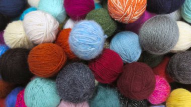 Pek çok renkli iplik yumağı canlı ve dokulu bir geçmiş yaratır. Hobi, zanaat ve örgü projeleri için mükemmeldir.