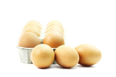 Beyaz izole kahverengi yumurta