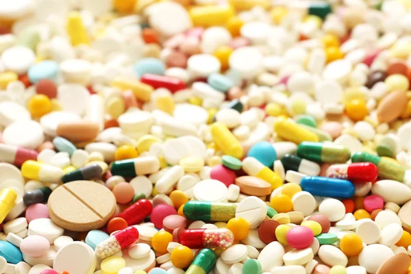Una gran cantidad de medicamentos coloridos y pastillas Imagen de stock