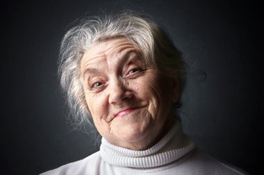 Karanlık bir arka plan üzerinde mutlu granny portre