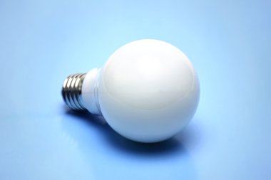 enerji tasarruflu ampul üzerinde mavi arka plan