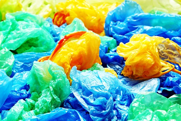 Beaucoup de sacs à ordures jetables colorés — Photo