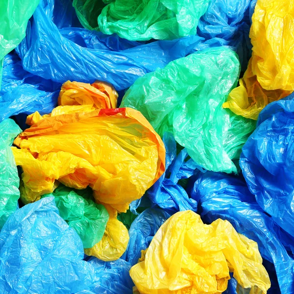 Una gran cantidad de bolsas de basura desechables de colores Imagen de archivo