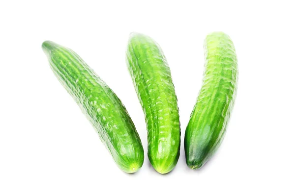 Drie komkommers geïsoleerd over de witte achtergrond — Stockfoto