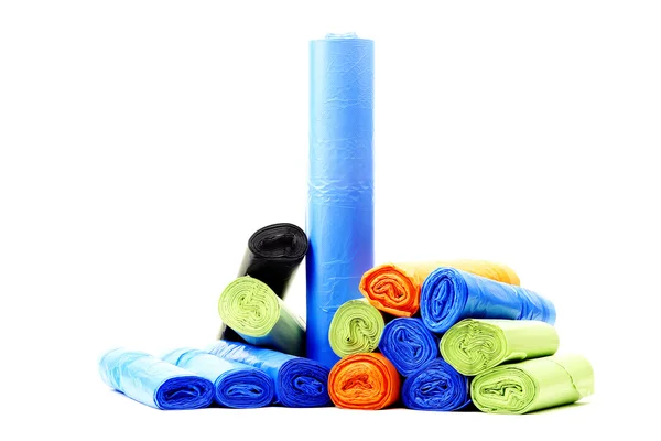 Beyaz bir arka plan üzerinde bir sürü çöp poşetleri rulo