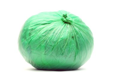 Beyaz izole yeşil çöp torbası