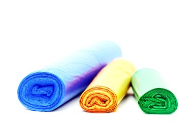 Beyaz bir arka plan üzerinde izole rulo çöp torbaları