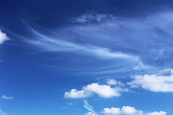 Bílé mraky v tmavě modré oblohy — Stock fotografie