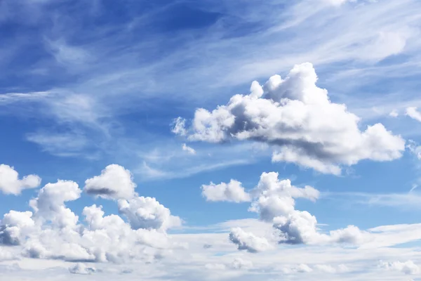 Nuvens brancas em um céu azul escuro — Fotografia de Stock