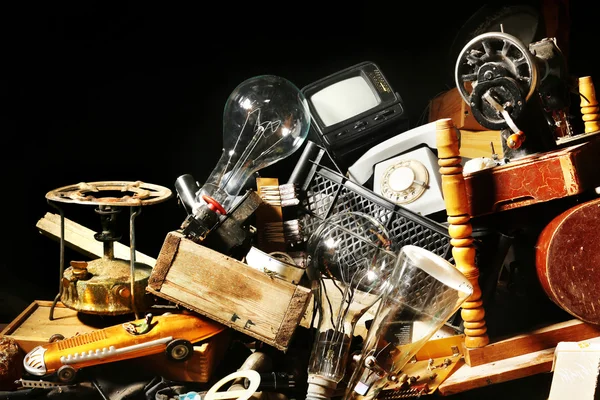 Bir sürü eski şeyler yığın