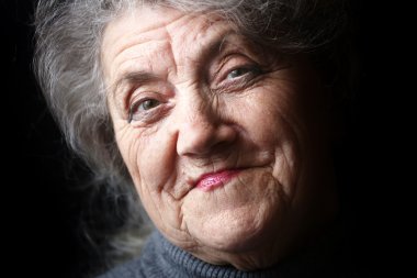 Siyah bir arka plan yüzünde mutlu granny