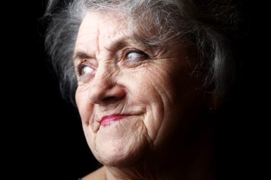 Büyükanne yüz siyah bir zemin üzerine