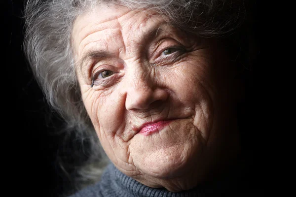 Siyah bir arka plan yüzünde mutlu granny