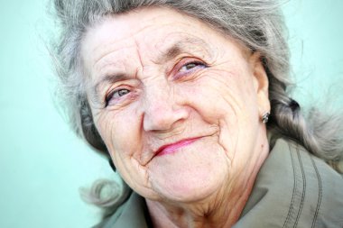 Yeşil bir arka yüzünde mutlu granny