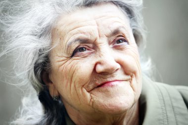 Mutlu gülümseme kadın kıdemli portre gri arka plan üzerinde