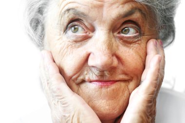 Birkaç kırışıklık ile eski güzel kadın portresi. Yüzünü elleriyle dokunuyor