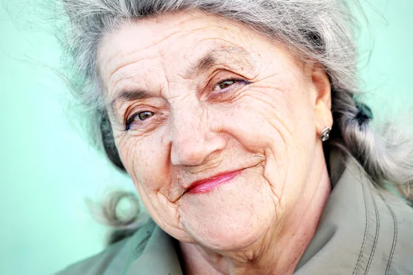 Счастливое бабушкиное лицо на зеленом фоне — стоковое фото