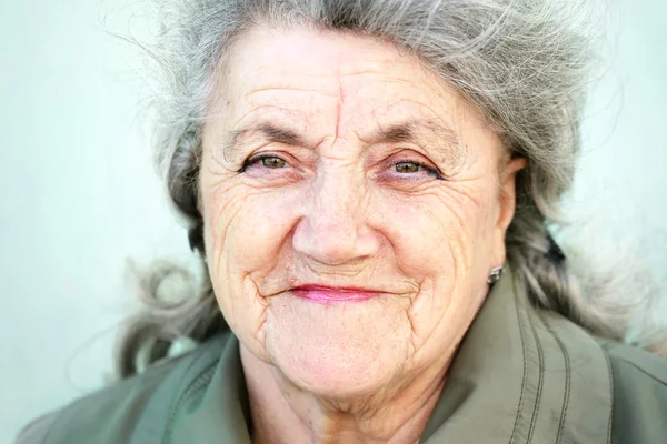 Feliz cara de abuela sobre un fondo gris — Foto de Stock