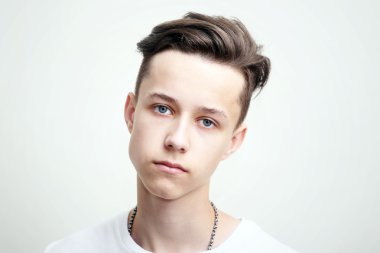 Yakışıklı bir gencin portresi.