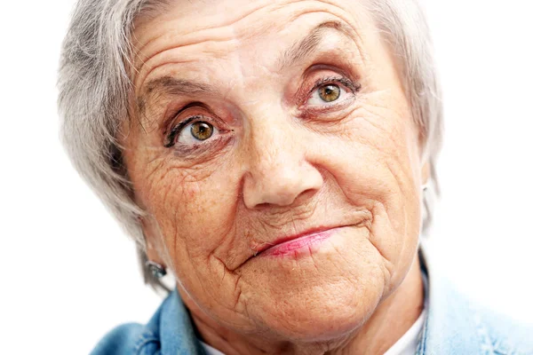 Бабусине обличчя на білому тлі — стокове фото