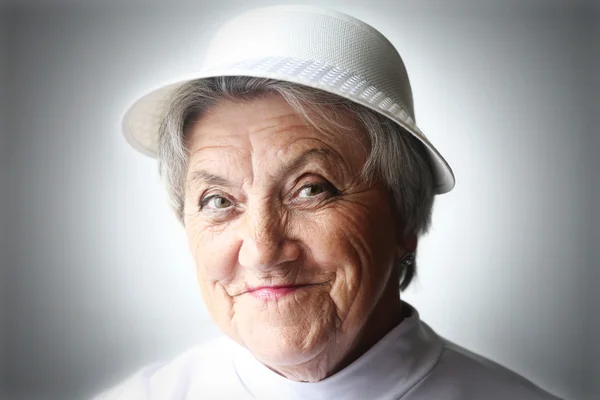 Yaşlı kadın face şapkalı smile