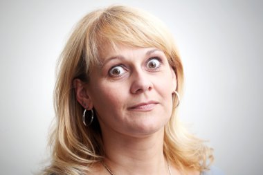 Kameraya bakarak iri gözlü kadın portre kapatın