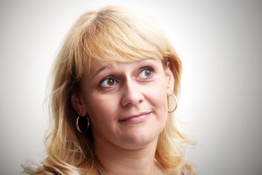 gri arka plan üzerinde poz çok orta yaşlı kadın